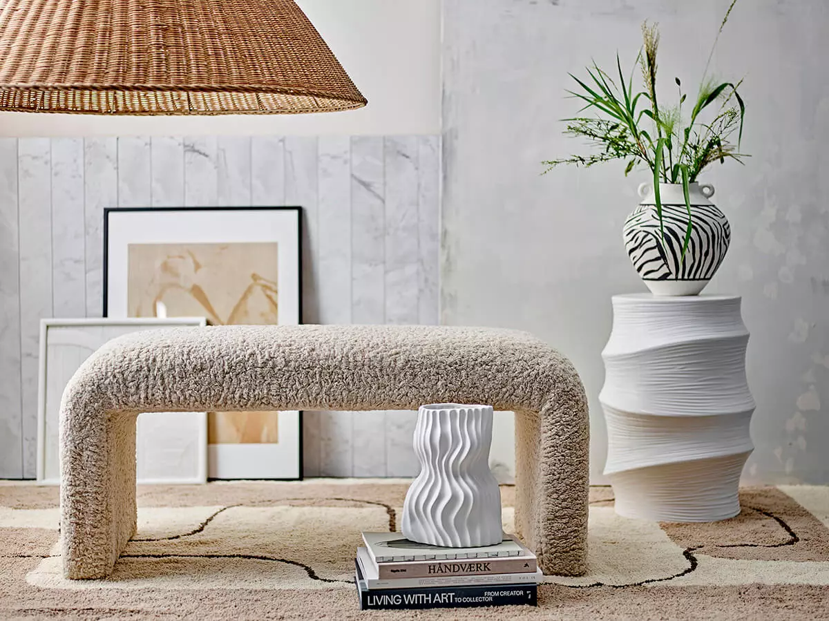 Ławka z jasnej tkaniny bouclé 2 Ławka z lekkiej tkaniny boucle w stylu nordyckim