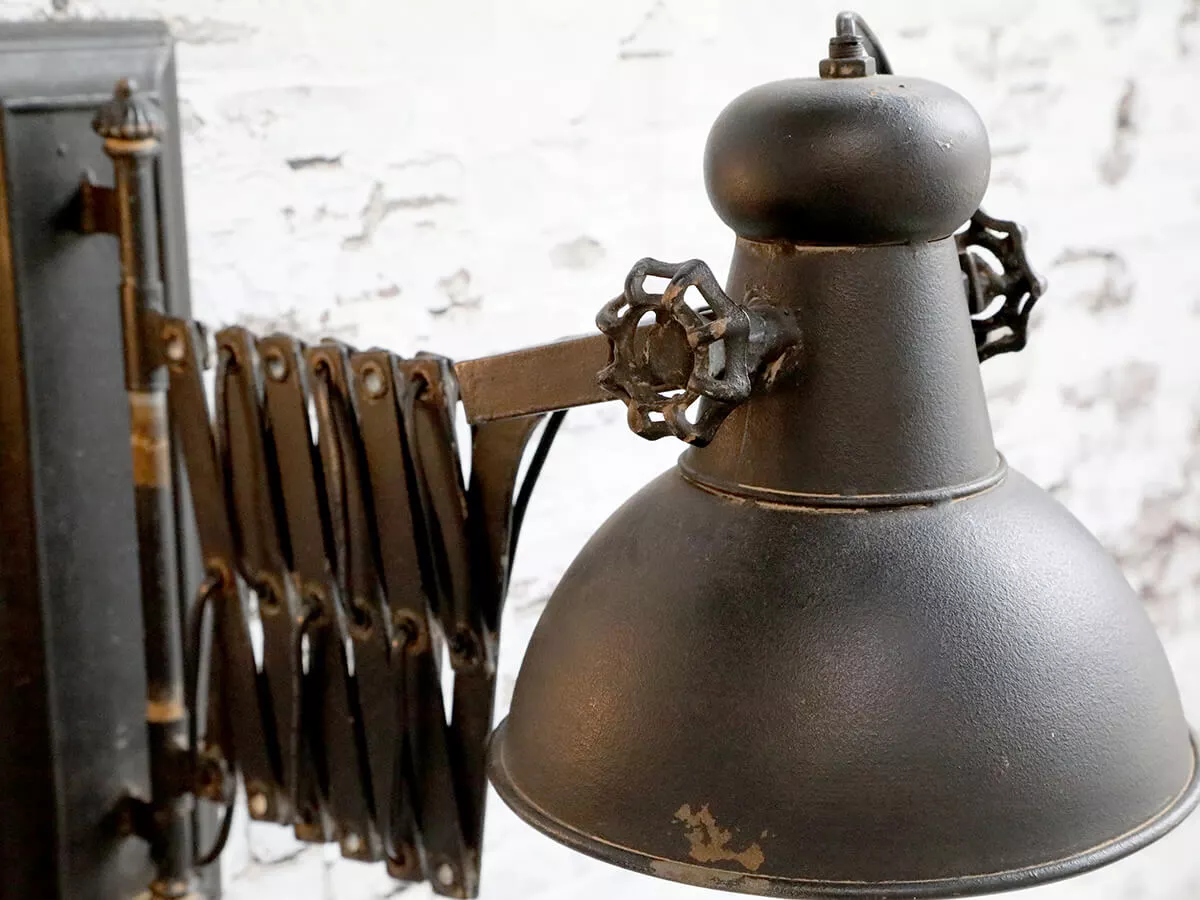 Industrial wall lamp