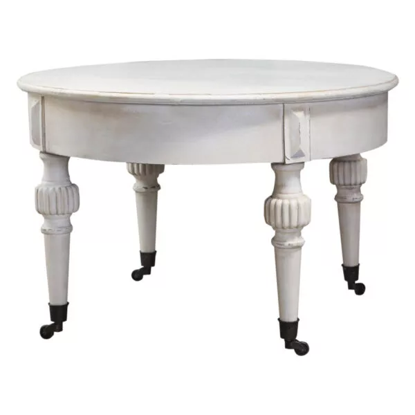 Romantyczny stolik kawowy na kółkach