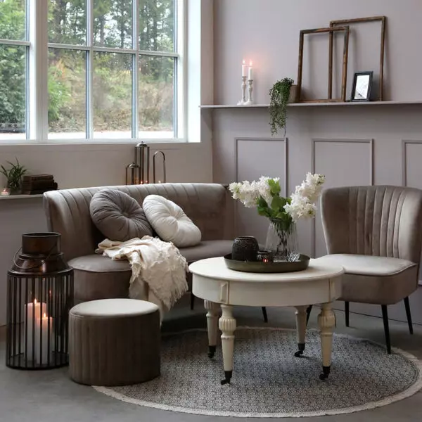 Romantyczny stolik kawowy na kółkach