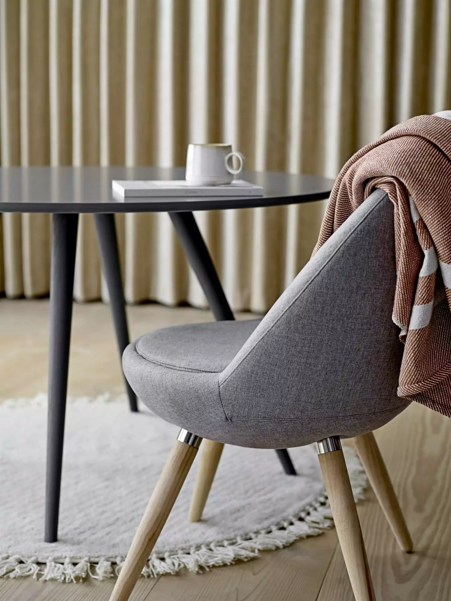 Rond beige wollen vloerkleed