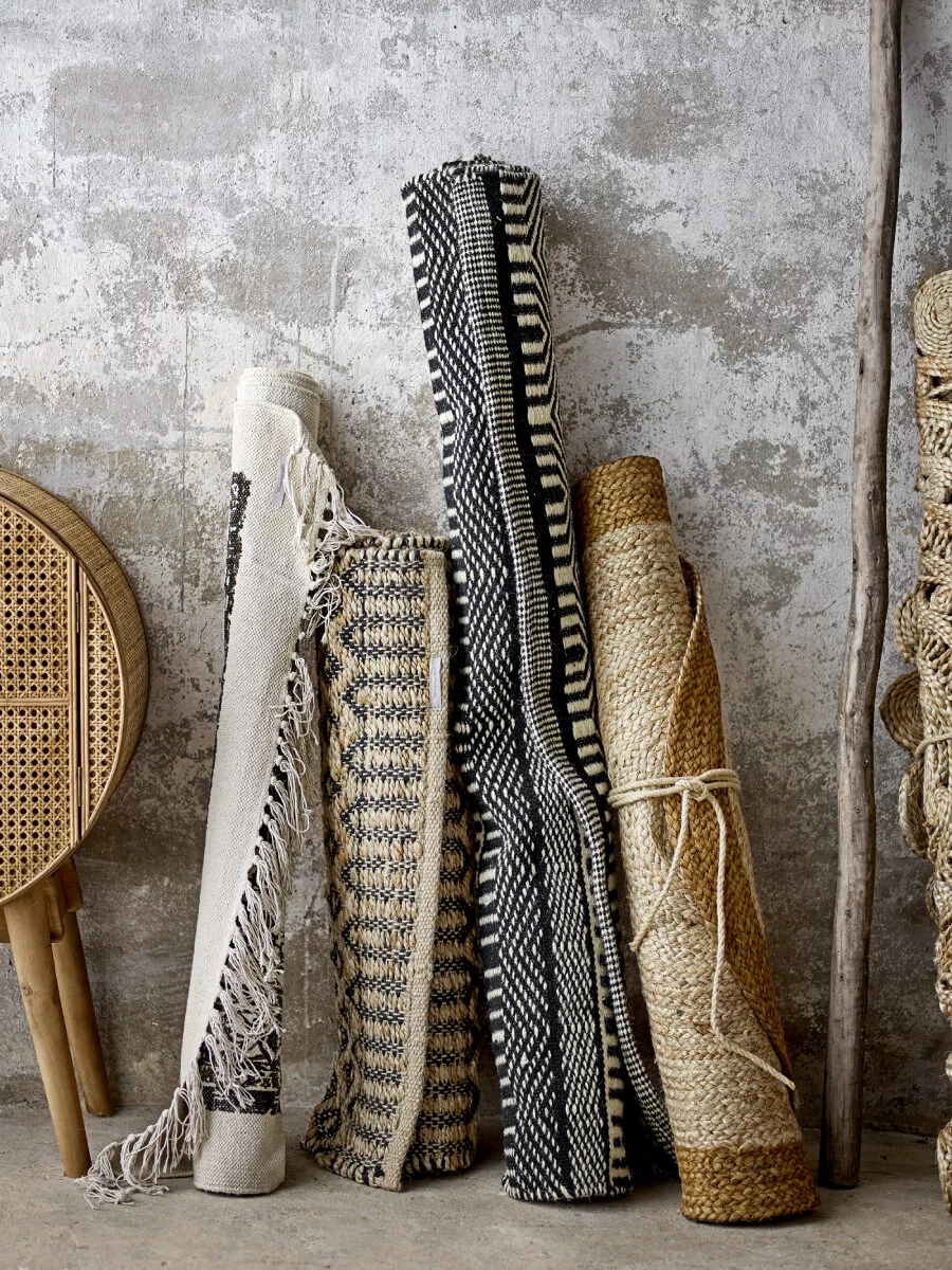 Vlněný koberec s černým vzorem