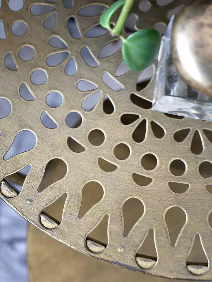 Okrogla mizica iz medenine