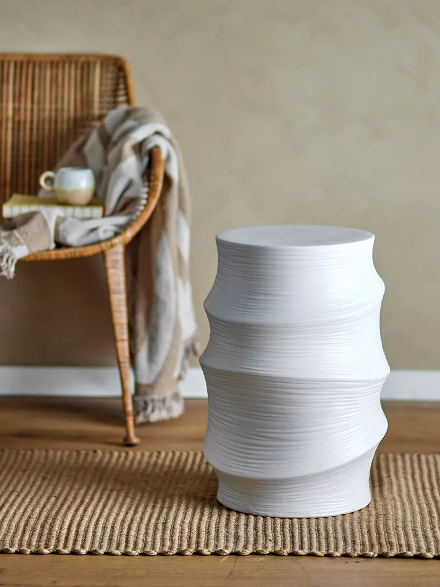 Măsuță din gresie albă