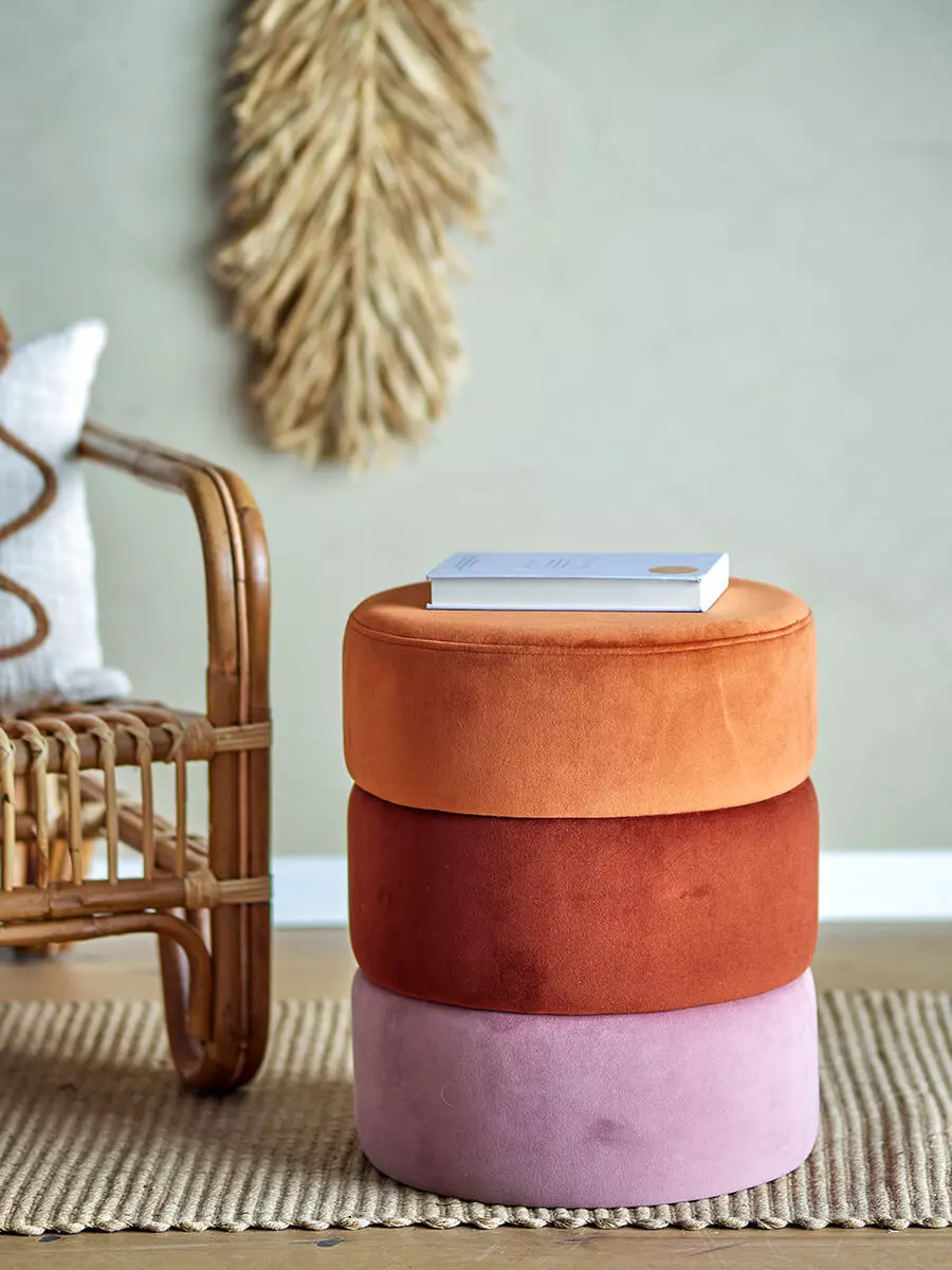 Puf iz velurja v oranžni in rumeni barvi v igrivi obliki