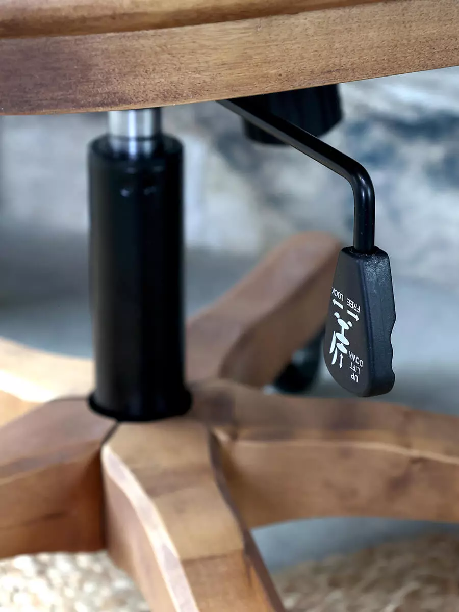 Krzesło biurowe wykonane z drewna brzozowego z rattanowym siedziskiem - Chic Antique