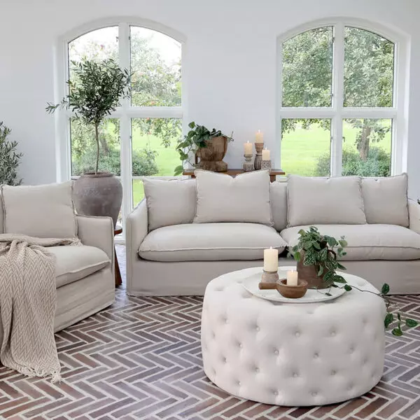 Hocker aus weißem Leinen