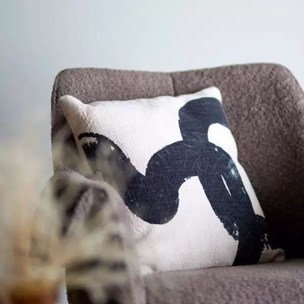 Bílý polštář s černým vzorem v severském stylu