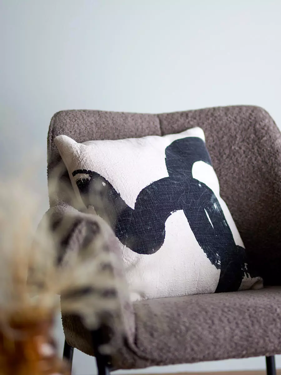 Bílý polštář s černým vzorem v severském stylu