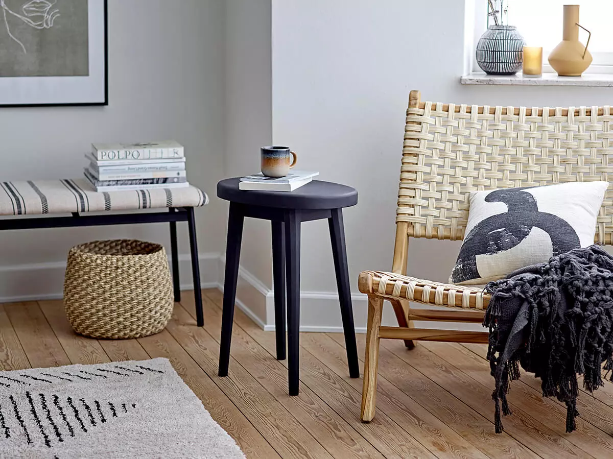 Bílý polštář s černým vzorem v severském stylu