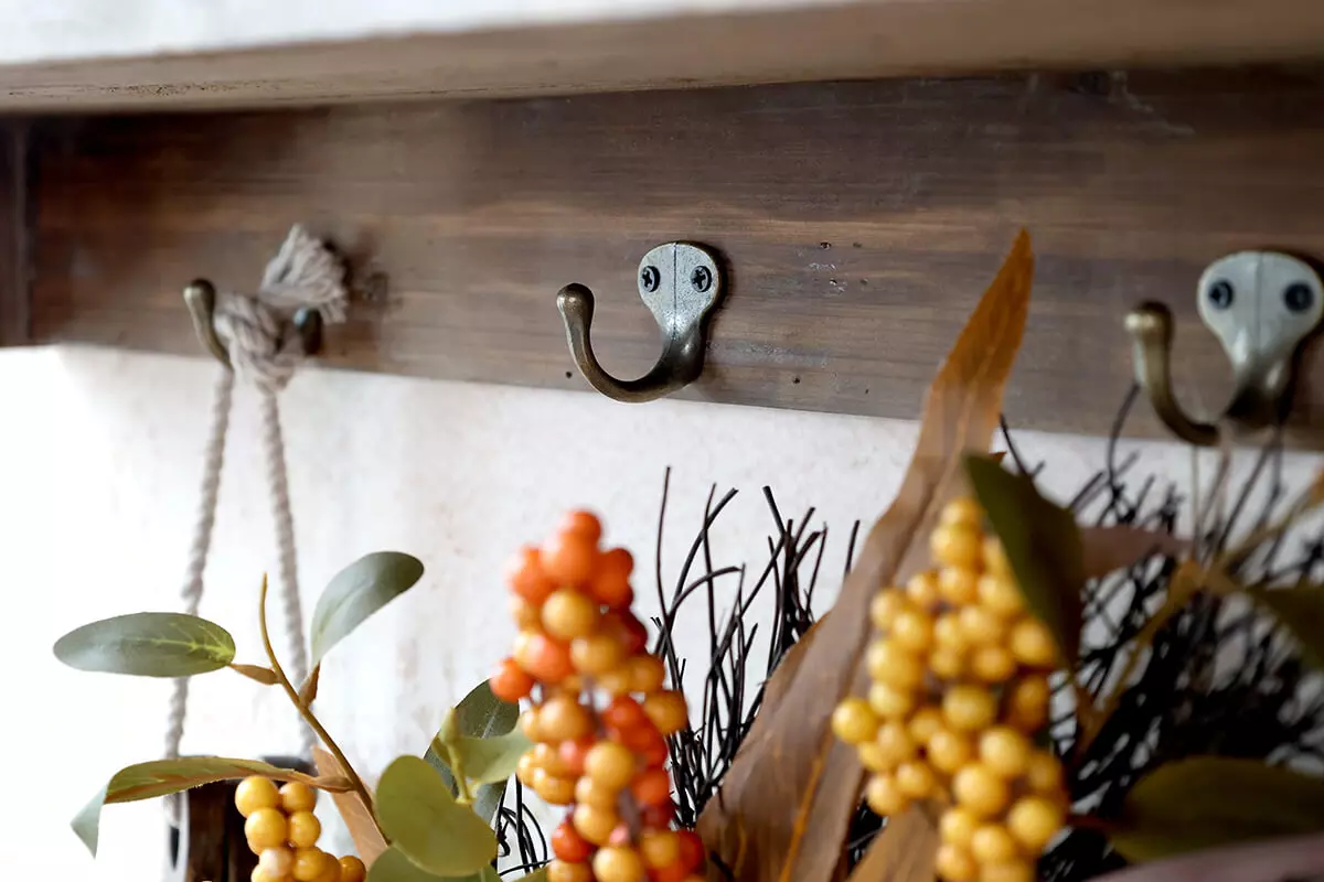 Wall shelf with 4 hooks - Image 6