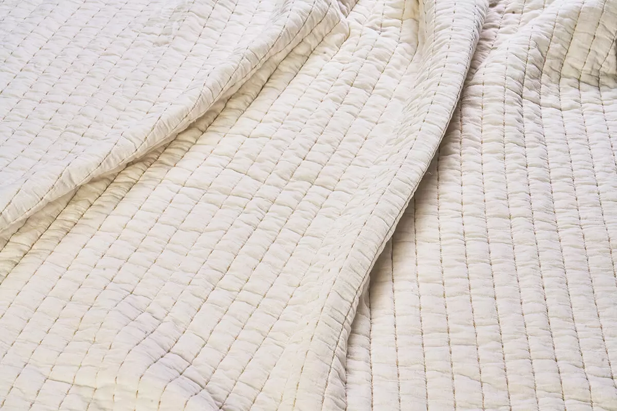 Prešita bombažna posteljna prevleka - slonokoščena kost