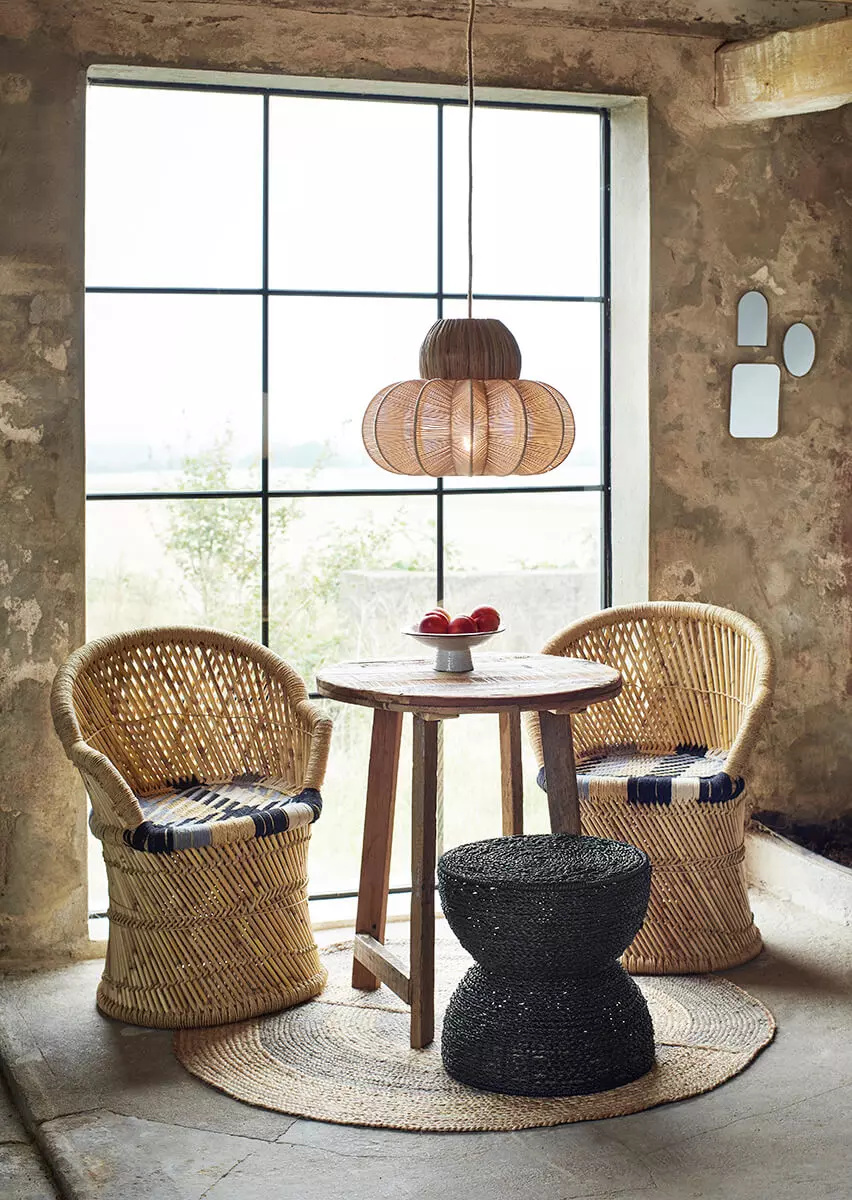 Okrogla kavarniška miza iz recikliranega lesa