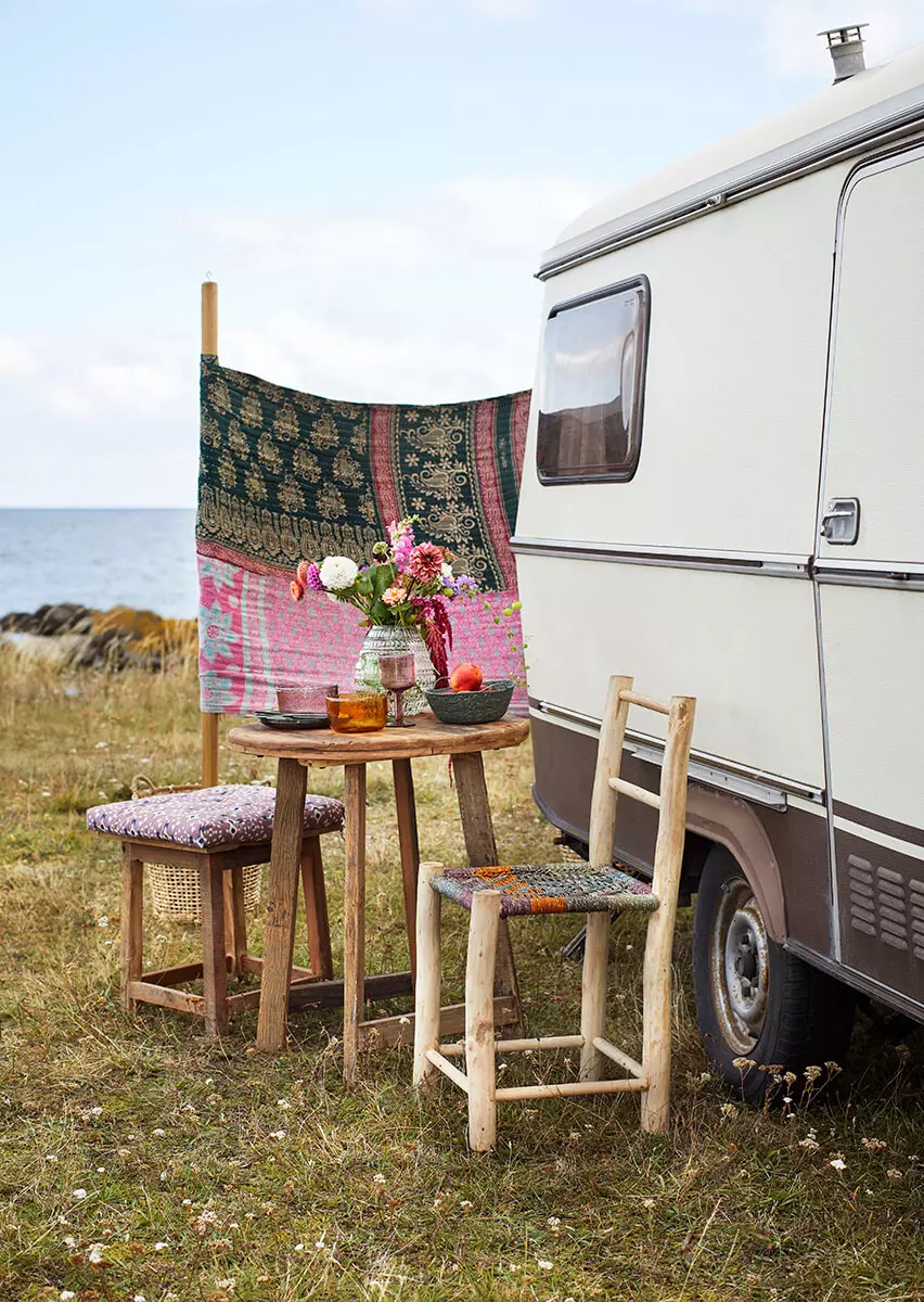 Okrogla kavarniška miza iz recikliranega lesa