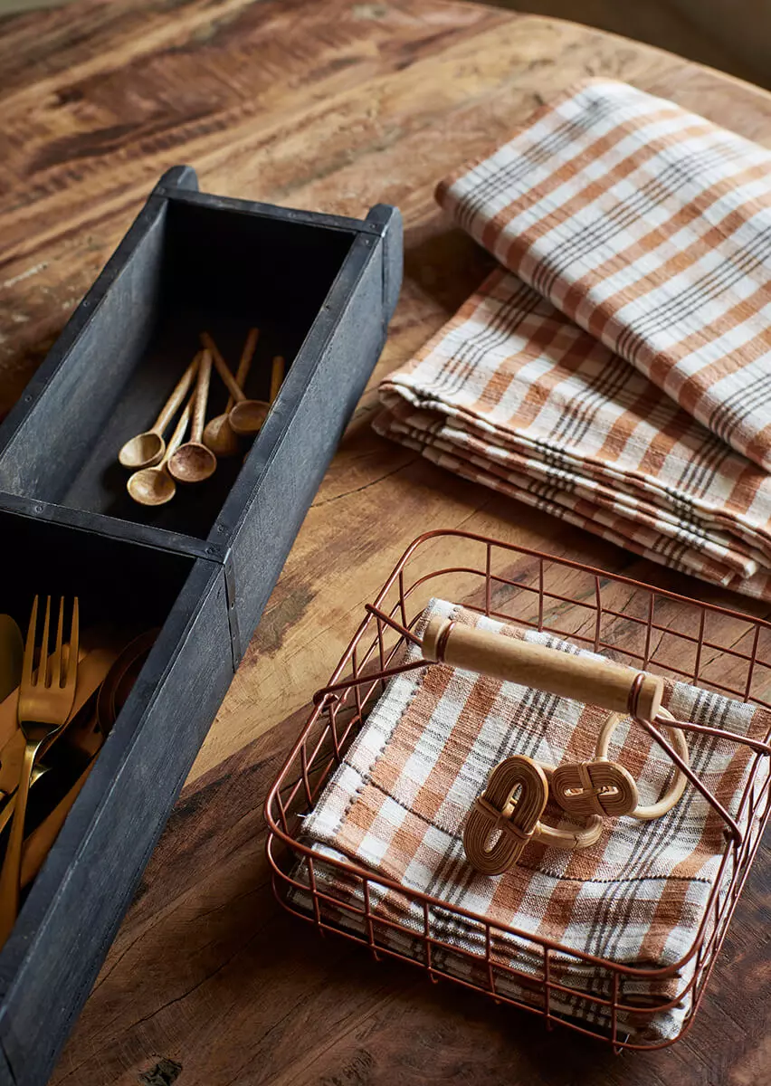 Okrogla kavarniška miza iz recikliranega lesa