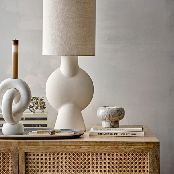 Stolní lampa z kameniny ve světlé barvě v severském stylu
